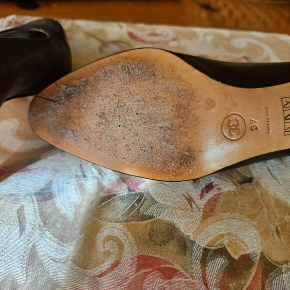 Vintage Chanel Brown and Black Pumps - Picture 7 of 7